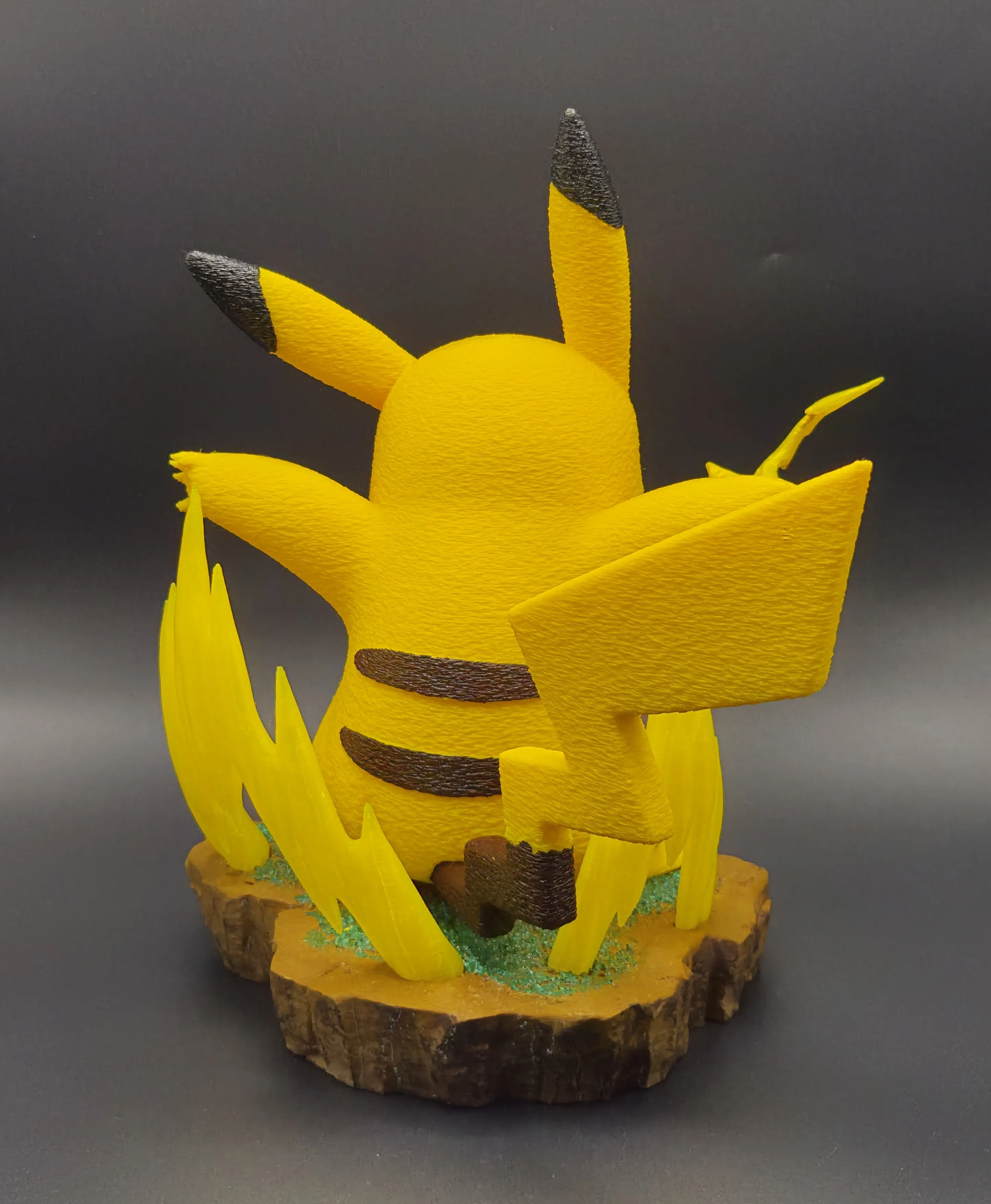 Pikachu Diorama - Atras