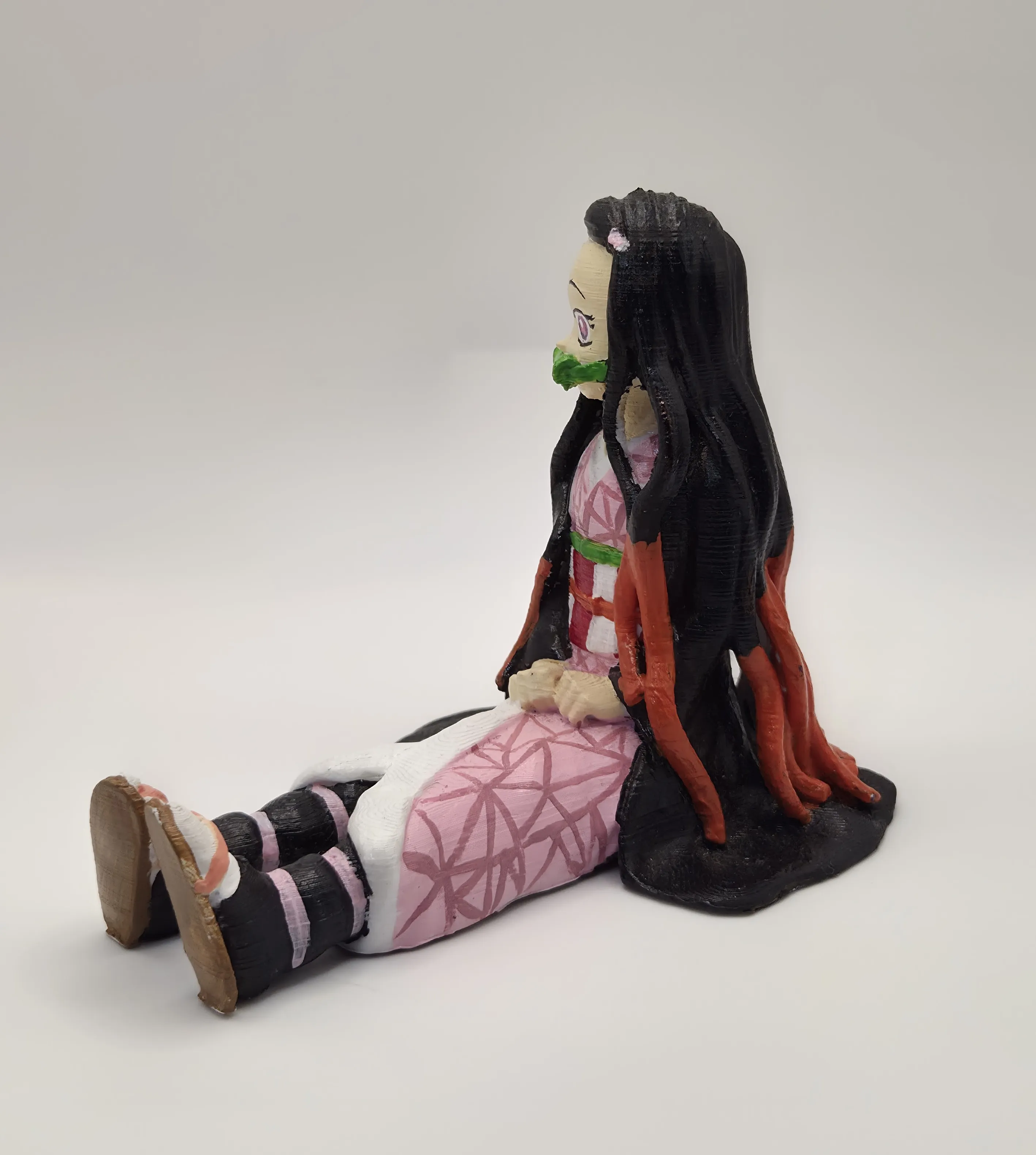 Nezuko sentada  - Atras