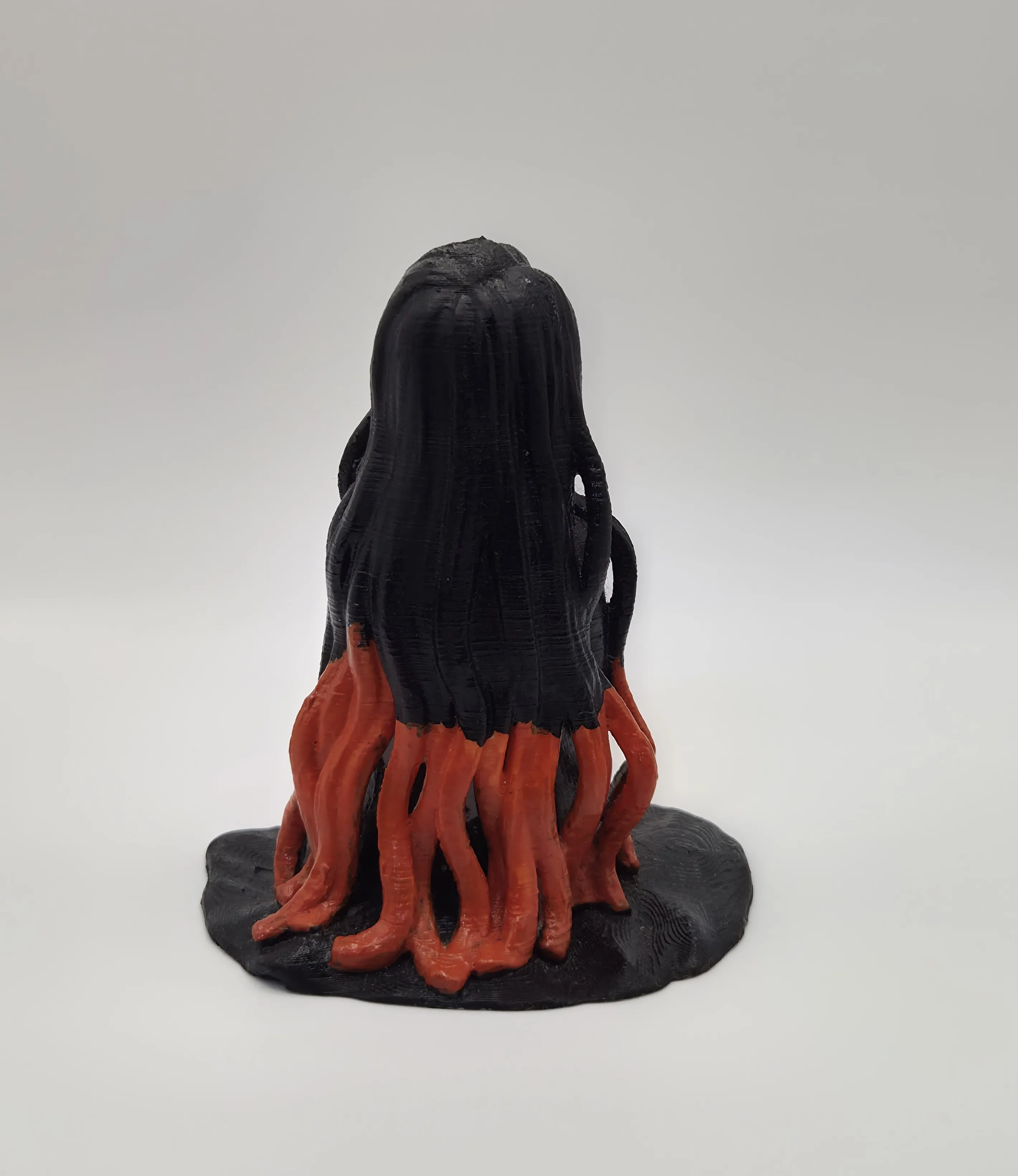 Nezuko sentada  - Derecha